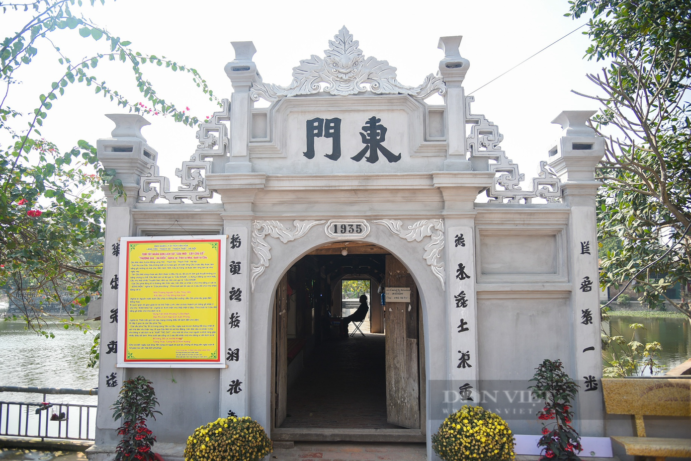 Người dân trong làng đều không biết cây cầu có từ bao giờ, chỉ biết rằng trước đây cầu được làm bằng gỗ, không có mái che. Đến năm 1935, cầu bị hỏng và được người dân làm lại như ngày nay. Người dân trong làng đều không biết cây cầu có từ bao giờ, chỉ biết rằng trước đây cầu được làm bằng gỗ, không có mái che. Đến năm 1935, cầu bị hỏng và được người dân làm lại như ngày nay.