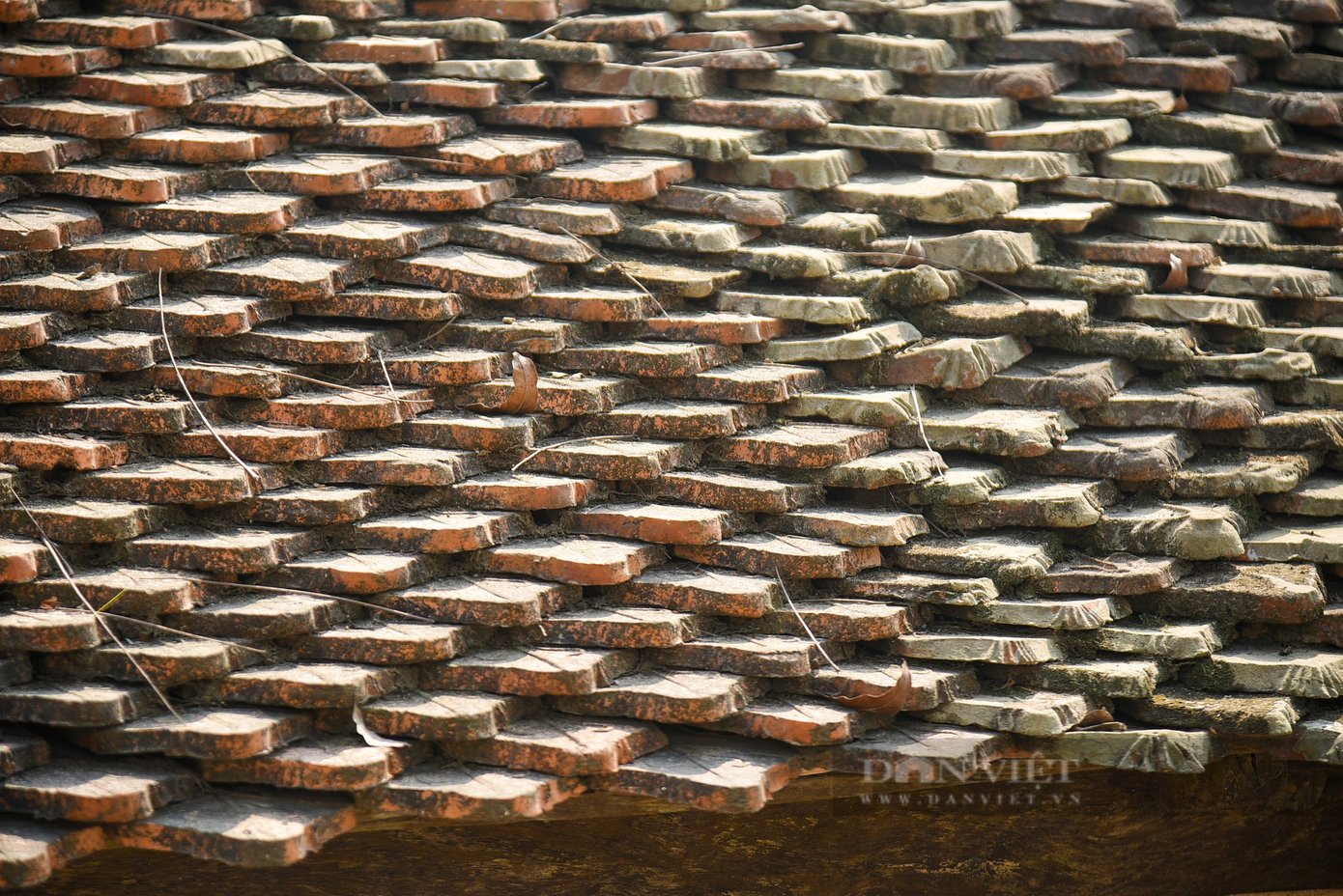 Phần tường được xây bằng đá ong cổ kính, mái được lợp ngói vẩy cá. Phần tường được xây bằng đá ong cổ kính, mái được lợp ngói vẩy cá.