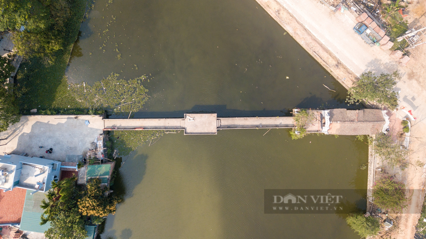 Ông Phạm Văn Tý người được Ban quản lý di tích văn hóa Làng Yên giao nhiệm vụ trông coi nơi này chia sẻ: "Trước kia, cầu Khum là con đường duy nhất đi vào làng Yên và cây cầu đóng vai trò như là cổng làng. Các hoạt động sản xuất, sinh hoạt, thông thương của dân làng đều đi qua cây cầu này. Về sau, đời sống người dân phát triển hơn, bắt đầu có xe cộ đi lại, cảm thấy con đường không còn phù hợp nữa, họ mới bắt đầu làm đường ngoài. Nhưng người dân chúng tôi luôn cố gắng gìn giữ di sản kiến trúc - giao thông quý giá mà cha ông đã để lại". Ông Phạm Văn Tý người được Ban quản lý di tích văn hóa Làng Yên giao nhiệm vụ trông coi nơi này chia sẻ: "Trước kia, cầu Khum là con đường duy nhất đi vào làng Yên và cây cầu đóng vai trò như là cổng làng. Các hoạt động sản xuất, sinh hoạt, thông thương của dân làng đều đi qua cây cầu này. Về sau, đời sống người dân phát triển hơn, bắt đầu có xe cộ đi lại, cảm thấy con đường không còn phù hợp nữa, họ mới bắt đầu làm đường ngoài. Nhưng người dân chúng tôi luôn cố gắng gìn giữ di sản kiến trúc - giao thông quý giá mà cha ông đã để lại".