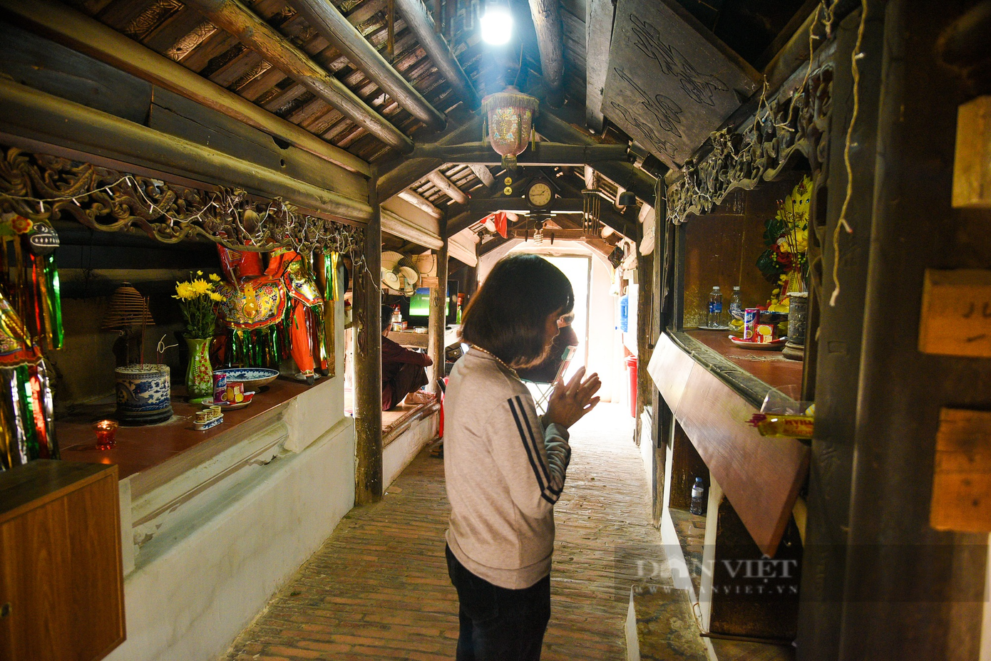 Đi qua hai gian là tới gian giữa của cầu, đây là gian thờ "thần linh", gian giữa cao, thấp dần ra hai đầu hồi. Vào ngày rằm, mùng một hàng tháng, người dân trong làng đều đến thắp hương cầu bình an. Đi qua hai gian là tới gian giữa của cầu, đây là gian thờ "thần linh", gian giữa cao, thấp dần ra hai đầu hồi. Vào ngày rằm, mùng một hàng tháng, người dân trong làng đều đến thắp hương cầu bình an.