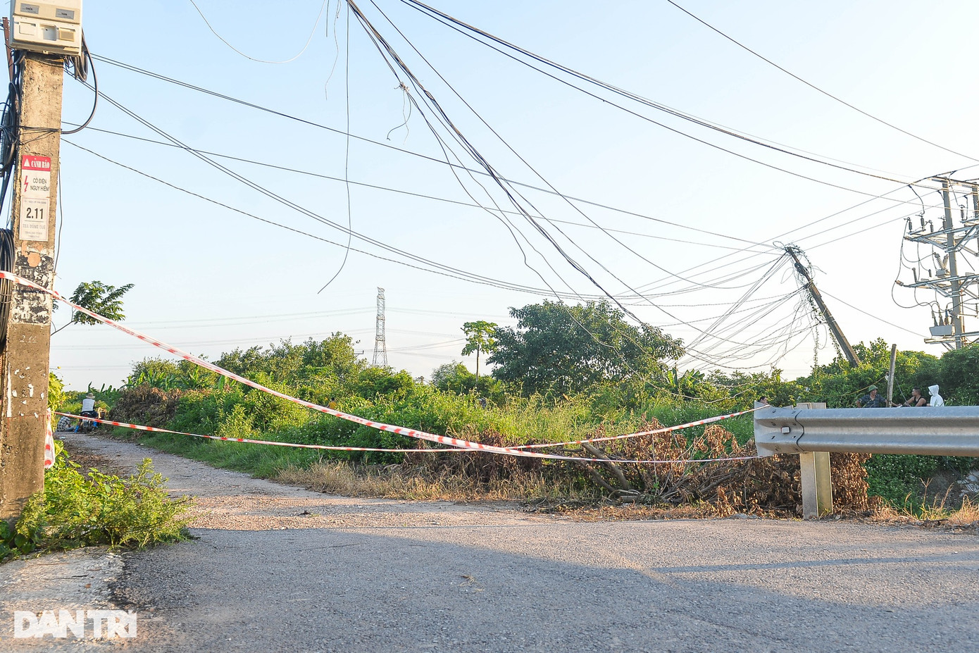 Theo nhân chứng tại hiện trường, khoảng 12-13h ngày hôm nay (20/9), thi thể bé gái được một số người dân đi làm đồng phát hiện rồi báo lực lượng chức năng. Ngay sau đó, công an đã đến hiện trường. "Xe máy của nó (nghi phạm - PV) vứt lại ở bến đò Bình Minh (cách hiện trường khoảng 3km)", một nhân chứng khác kể. Trong ảnh: Lực lượng chức năng rào chắn con đường dẫn vào hiện trường.