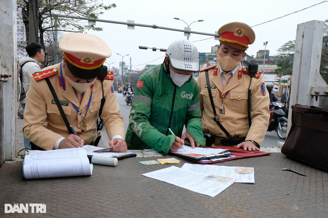 Lực lượng CSGT lập biên bản xử phạt một trường hợp là lái xe ôm công nghệ, với hành vi không chấp hành hiệu lệnh của đèn tín hiệu giao thông. Tổ công tác Đội CSGT số 14 cũng nhắc nhở người vi phạm chấp hành nghiêm chỉnh Luật giao thông đường bộ.