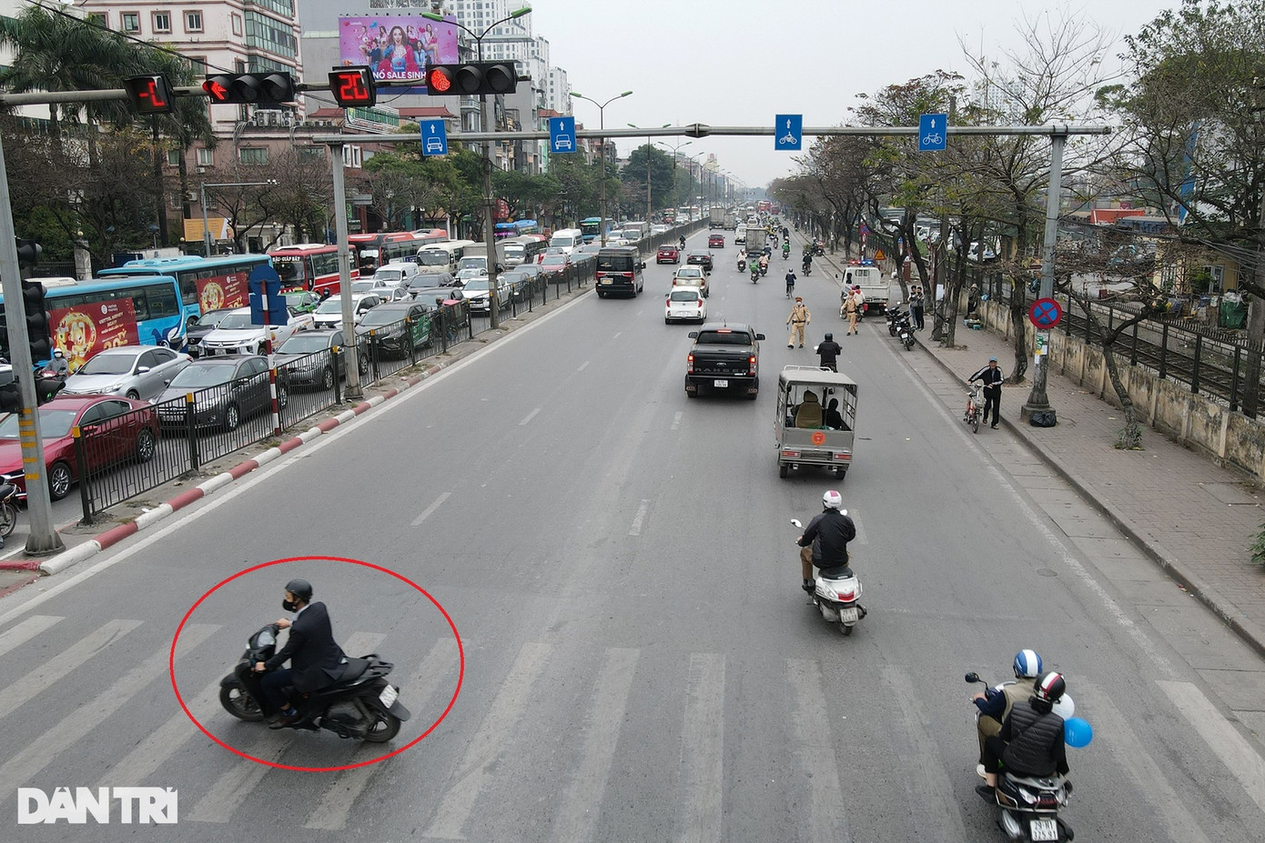 Tiếp đó, vào khoảng 15h cùng ngày, tại ngã ba Giải Phóng - Kim Đồng, Đội CSGT số 14 tiến hành lập chốt xử lý người điều khiển xe máy không chấp hành hiệu lệnh của đèn tín hiệu giao thông. Cá biệt có trường hợp vượt đèn đỏ, khi thấy lực lượng CSGT đã quay đầu bỏ chạy theo hướng ngược lại.