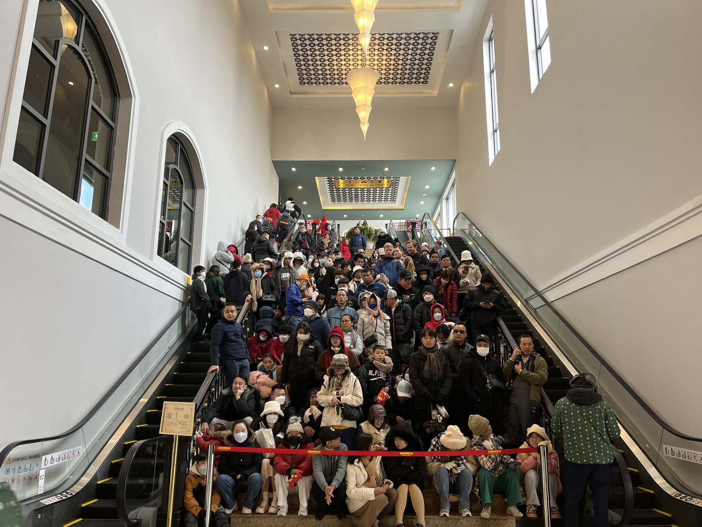 Du khách kiên nhẫn chờ vài giờ đồng hồ để mua được vé cáp treo lên đỉnh Fansipan.