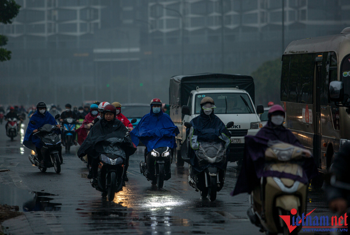 Sáng nay, thời tiết tại Hà Nội mưa nhỏ và sương mù, khiến người tham gia giao thông gặp nhiều khó khăn. Các tòa nhà cao tầng tại Hà Nội “biến mất” trong làn sương, chỉ thấy được các tầng bên dưới.