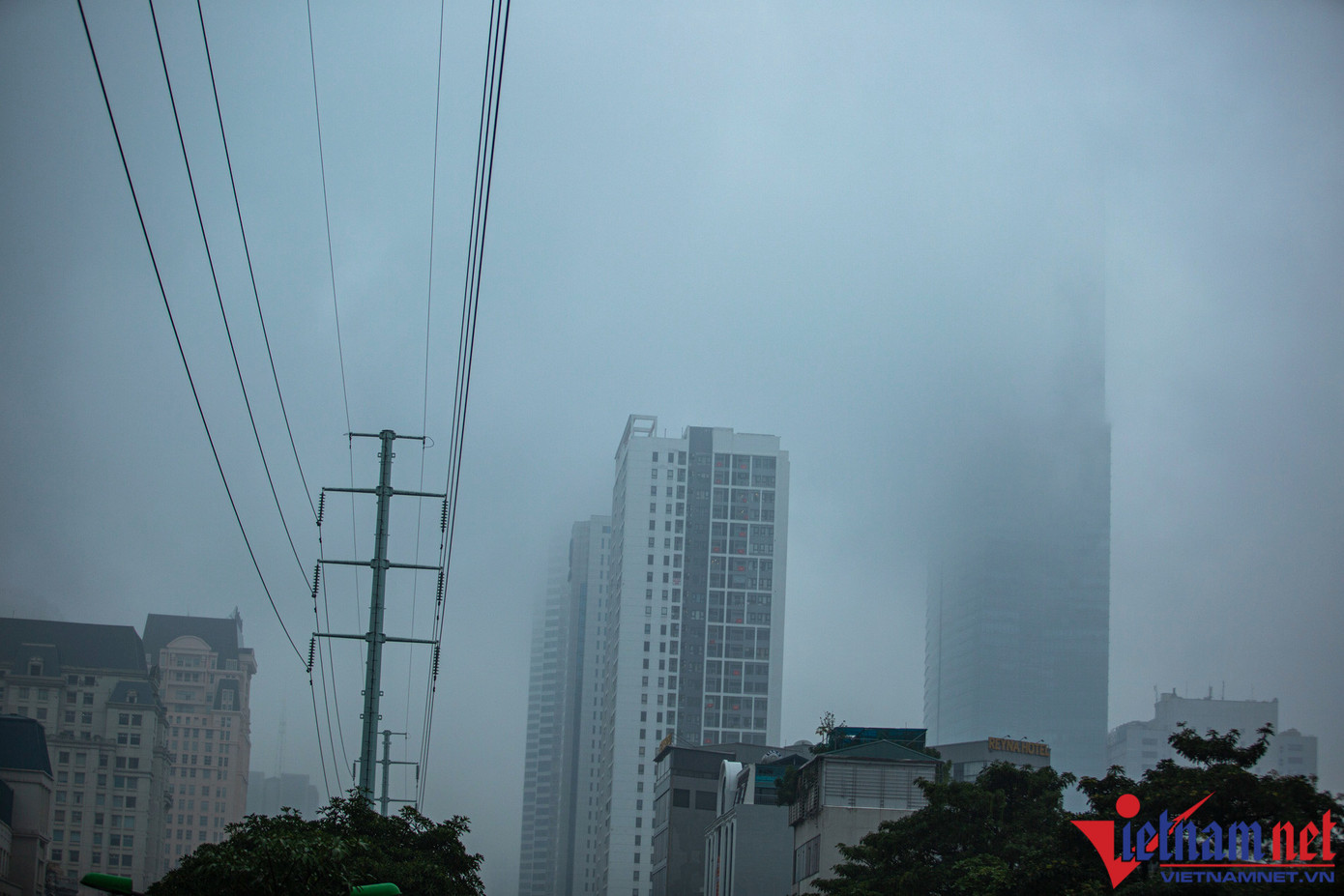 Phần nóc của tòa nhà Keangnam "biến mất" trong sương mù.