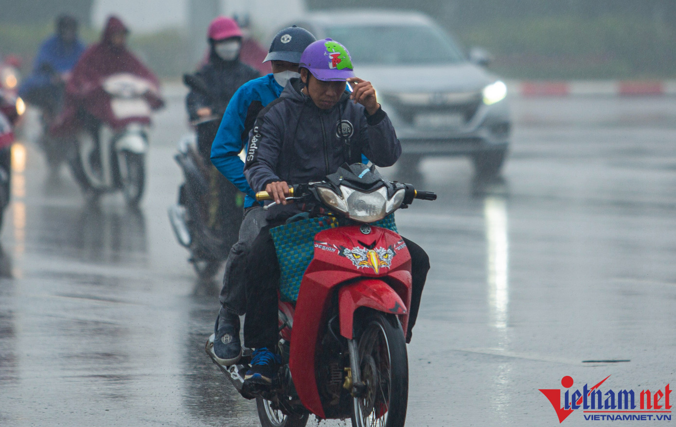 Mưa và sương mù dày đặc bao trùm nhiều khu vực ở Hà Nội khiến người tham gia giao thông gặp nhiều khó khăn.