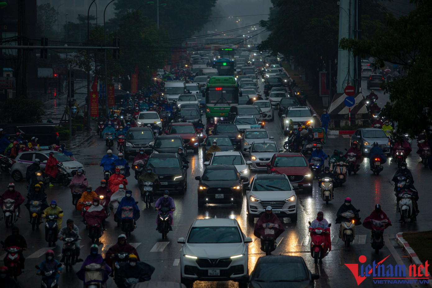 Dù là 8h sáng, thế nhưng trên đường Mễ Trì (quận Nam Từ Liêm) nhiều phương tiện giao thông phải bật đèn để đảm bảo an toàn.