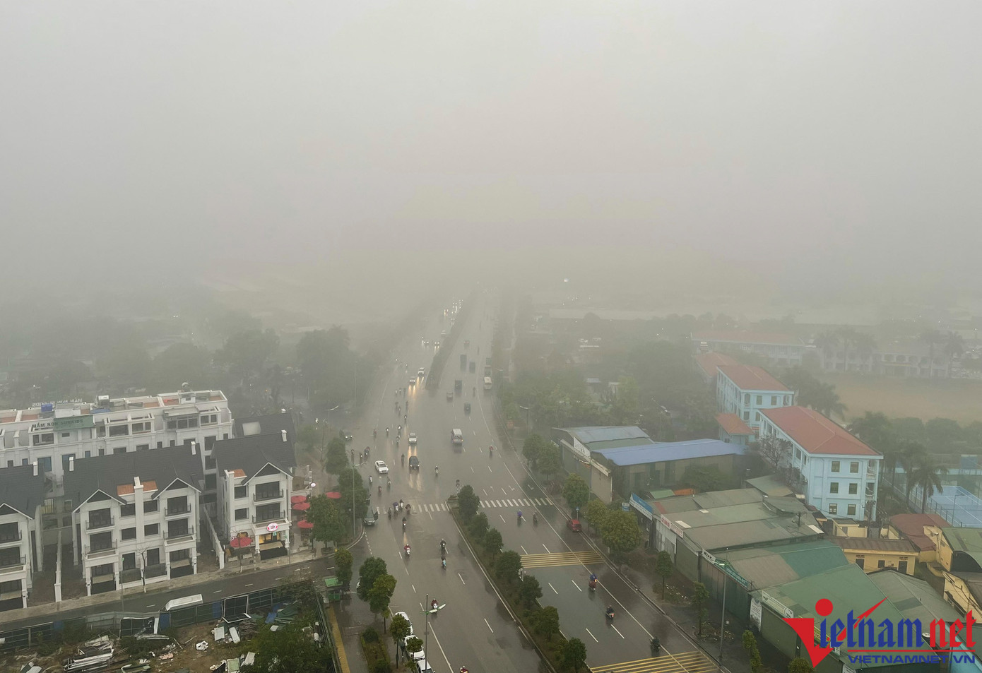 Các tuyến đường nội đô Hà Nội cũng trở nên mờ ảo hơn.