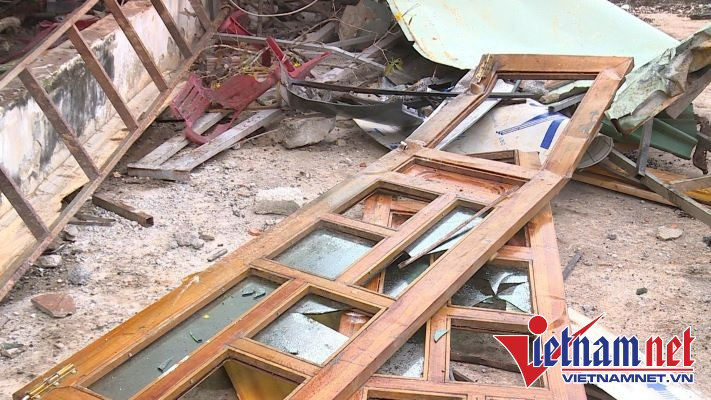 Sau khi gây ra tai nạn, tài xế H. được cơ quan chức năng xác định vi phạm nồng độ cồn 0,77 mg/l khí thở. Trong ảnh: Phần cửa gỗ và kính bị gãy, vỡ. Sau khi gây ra tai nạn, tài xế H. được cơ quan chức năng xác định vi phạm nồng độ cồn 0,77 mg/l khí thở. Trong ảnh: Phần cửa gỗ và kính bị gãy, vỡ.