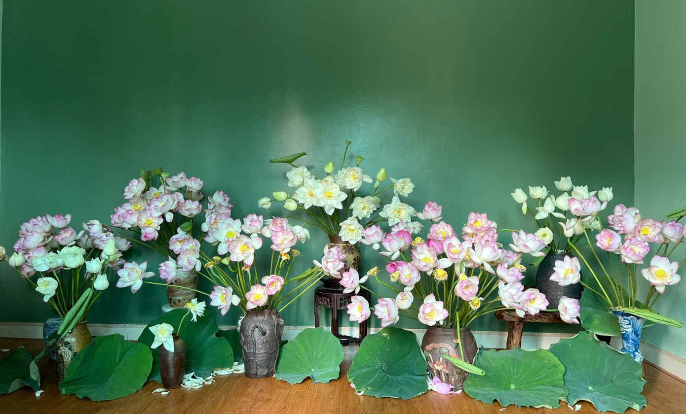 "Cắm sen thì chỉ cần 30 phút nhưng thời gian dưỡng hoa, bê bình, chum và dọn lá mới lâu" - chị Quỳnh Anh chia sẻ về quá trình cắm 100 cành sen. Ảnh: NVCC