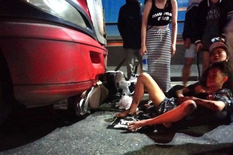 Cháu bé được giải cứu và đưa đi bệnh viện. Cháu bé được giải cứu và đưa đi bệnh viện.