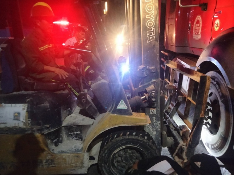 Lực lượng PCCC&CNCH Công an Hải Phòng nâng đầu xe container, cứu cháu bé. Lực lượng PCCC&CNCH Công an Hải Phòng nâng đầu xe container, cứu cháu bé.