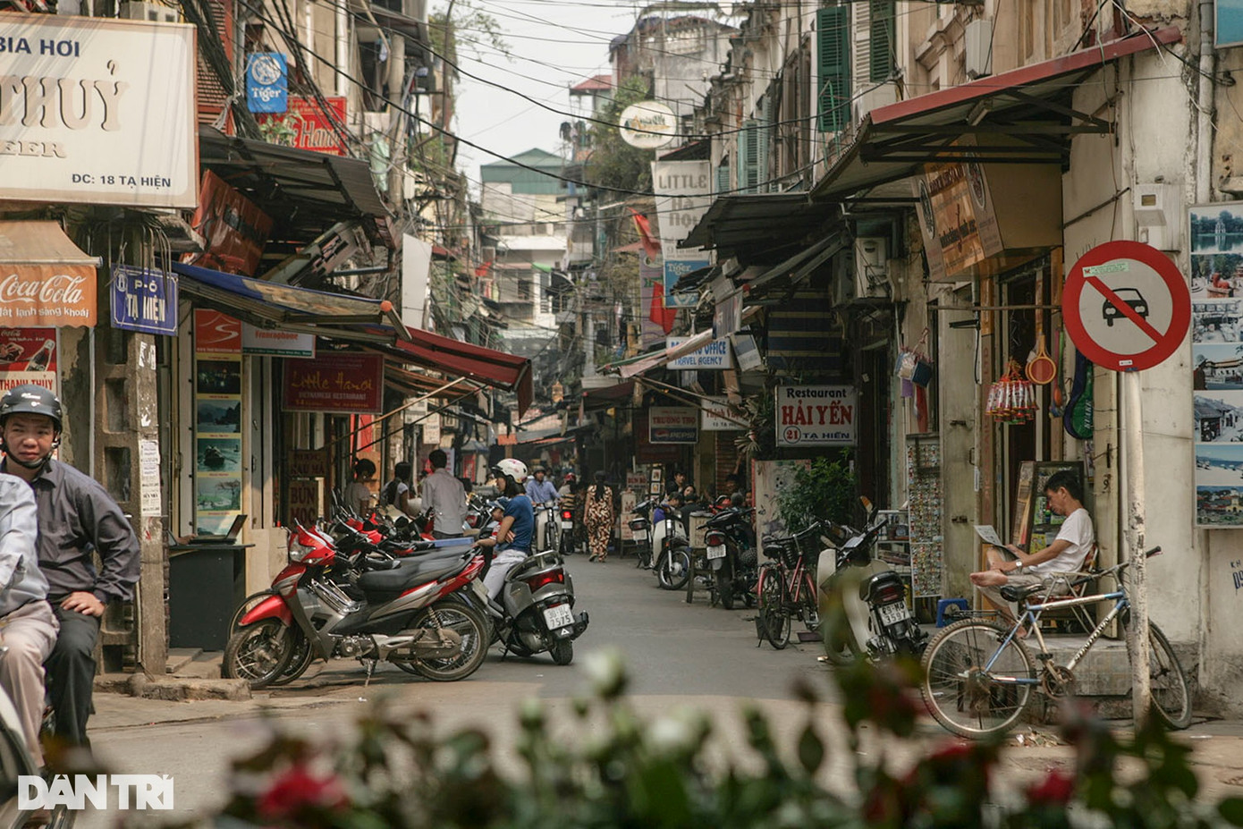 Phố Tạ Hiện (quận Hoàn Kiếm) năm 2008 khi chưa được chỉnh trang, cải tạo. Đoạn phố này đến năm 2011 được cải tạo chỉnh trang với tổng kinh phí gần 15 tỷ đồng. Đây được coi là kết quả của mối quan hệ hợp tác gắn bó lâu dài giữa UBND TP Hà Nội và Thành phố Toulouse (Pháp).