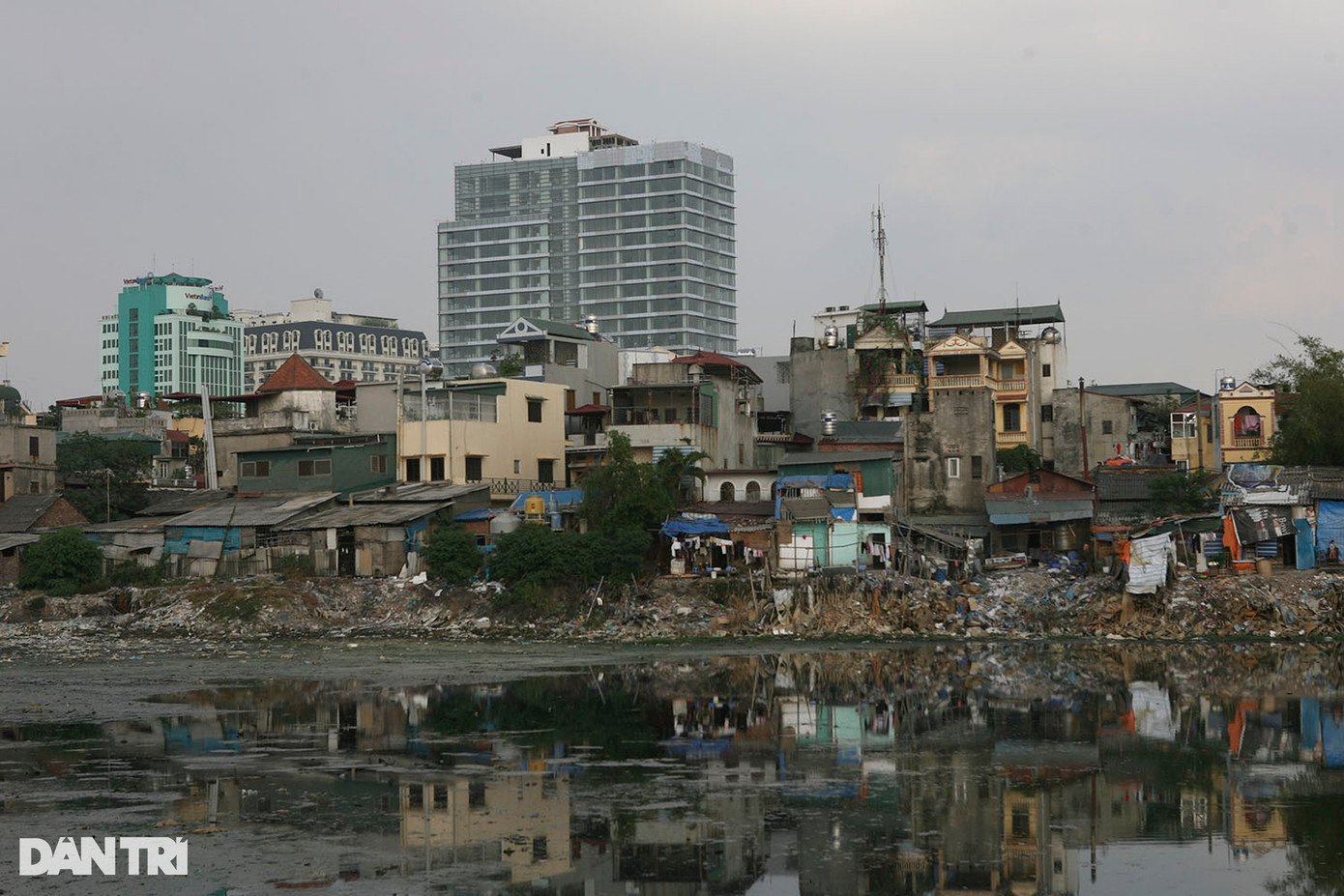 Nằm giữa khu dân cư đông đúc, diện tích khoảng 2ha, hồ Linh Quang (phường Văn Chương, quận Đống Đa) là một trong những hồ ô nhiễm nhất khu vực nội đô. Dự án cải tạo hồ Linh Quang bắt đầu từ 2004, đến nay sau gần 20 năm mới hoàn thành.