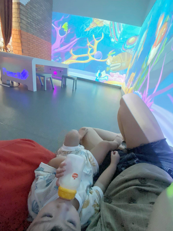 Chị Hương bế con ra quán cà phê ngủ tạm, trưa 16/5 (Ảnh: NVCC). Chị Hương bế con ra quán cà phê ngủ tạm, trưa 16/5 (Ảnh: NVCC).