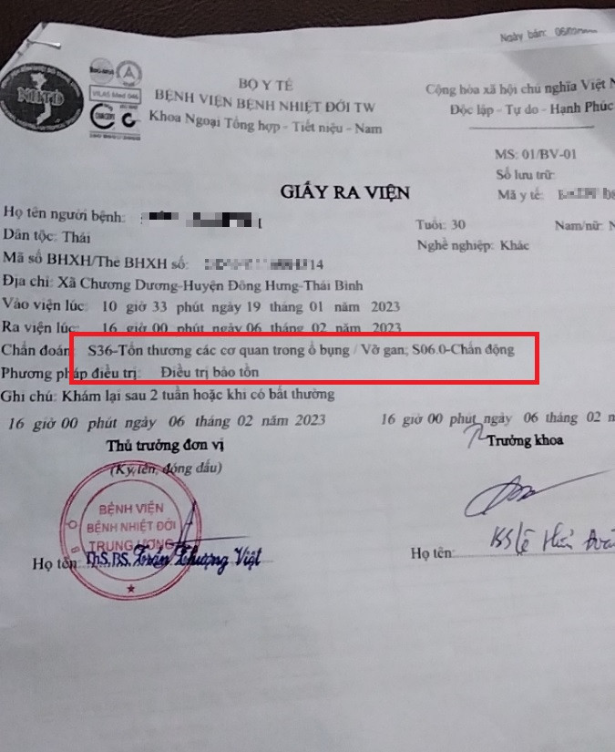 Hình ảnh chụp giấy ra viện của chị T. ghi rõ chẩn đoán "tổn thương các cơ quan trong ổ bụng, vỡ gan do chấn động" và đã được điều trị bảo tồn. Ảnh: NVCC