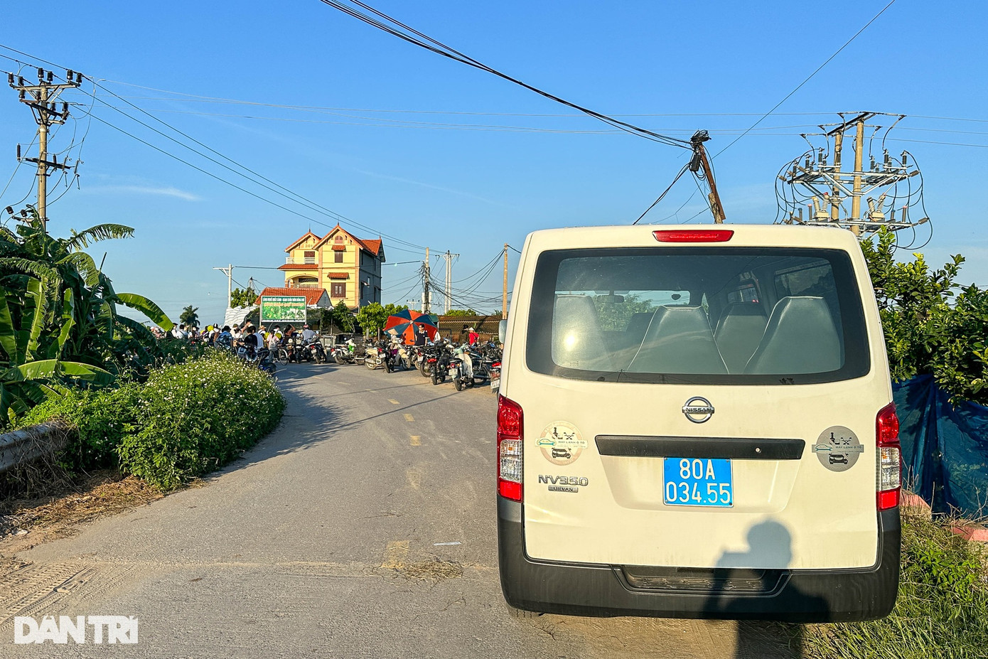 Ghi nhận của phóng viên Dân trí chiều 20/9, hiện trường nơi phát hiện thi thể bé gái nằm ở một ao nước trong khu vực kênh Tây (thôn Đồng Quê). Khoảng cách từ đường nhựa đến ao nước trên 300m. 17h chiều 20/9, hàng trăm người dân tụ tập tại khu vực thôn Đồng Quê, xã Mễ Sở, huyện Văn Giang, tỉnh Hưng Yên để theo dõi lực lượng chức năng điều tra, làm rõ vụ việc cháu bé 21 tháng tuổi tử vong sau khi bị bắt cóc ở huyện Gia Lâm. Một xe cứu thương dừng cách hiện trường khoảng 200m.