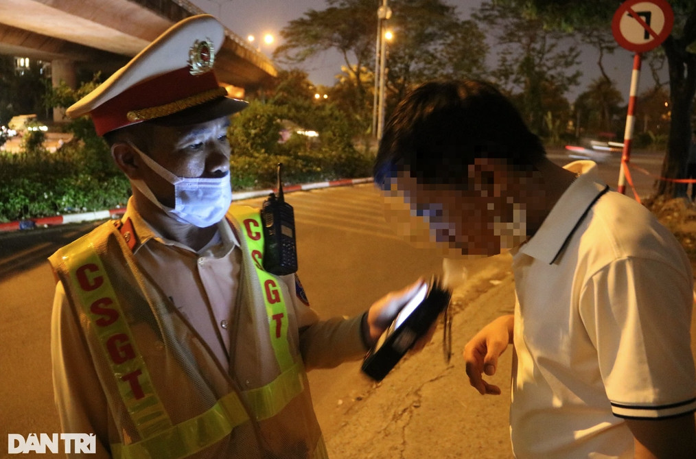 Cảnh sát sau đó cho anh H. nghỉ ngơi 15 phút và kiểm tra lại (Ảnh: Trần Thanh).