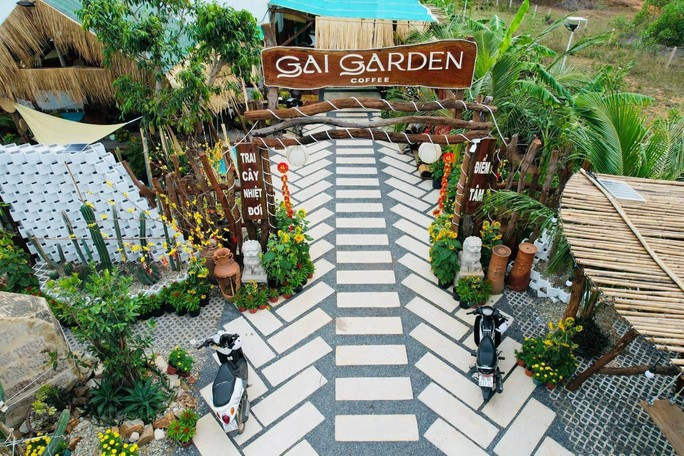 Cổng vào Gai Garden Coffee &amp; Tea. Ảnh: PT