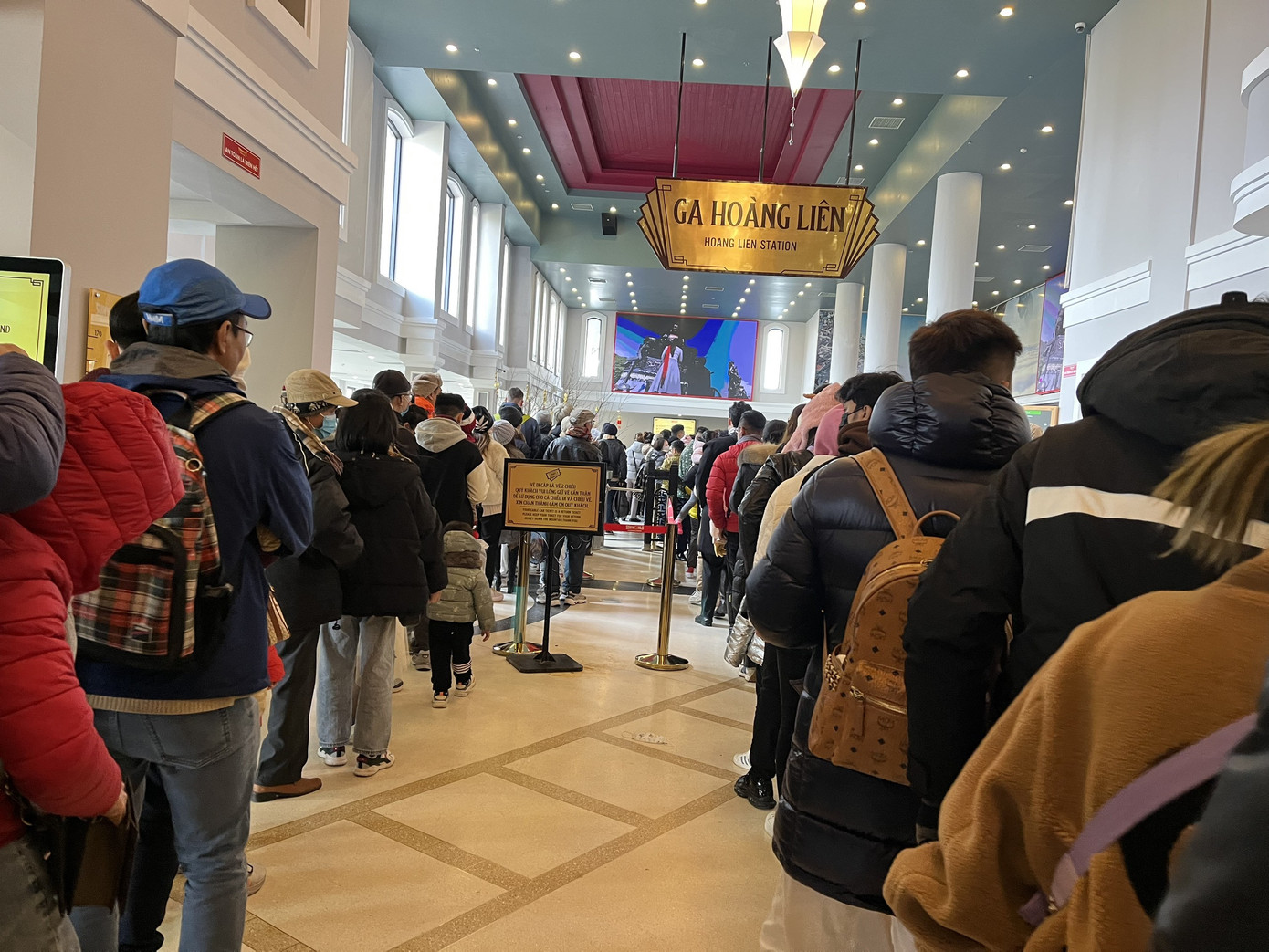 “Gia đình tôi và nhiều người khác xếp hàng xuyên trưa, tính đến giờ là hơn 3 tiếng đồng hồ vẫn đang đợi đến lượt lên cáp treo. Vì lượng khách quá đông, dòng người di chuyển chậm, chỉ nhích từng tí một”, chị Chi nói.