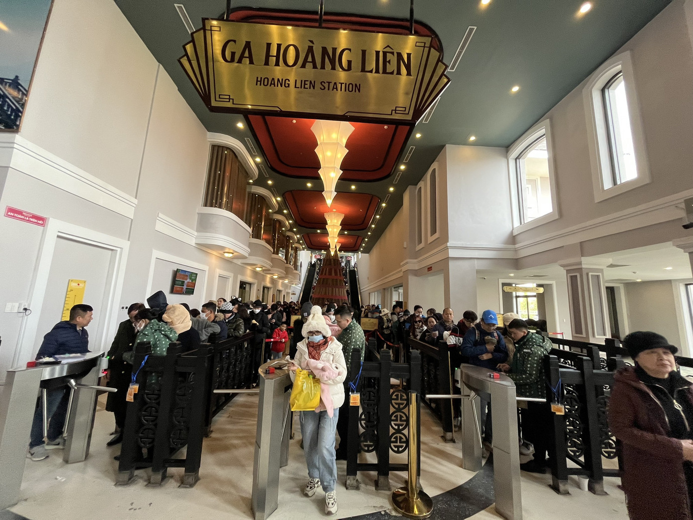 Tại khu vực ga cáp treo lên đỉnh Fansipan, từ sáng sớm, người dân đã xếp hàng chật kín chờ mua vé. Dòng người xếp hàng dài cả cây số từ ga, chờ đến lượt mua vé và ra khoang cáp treo.