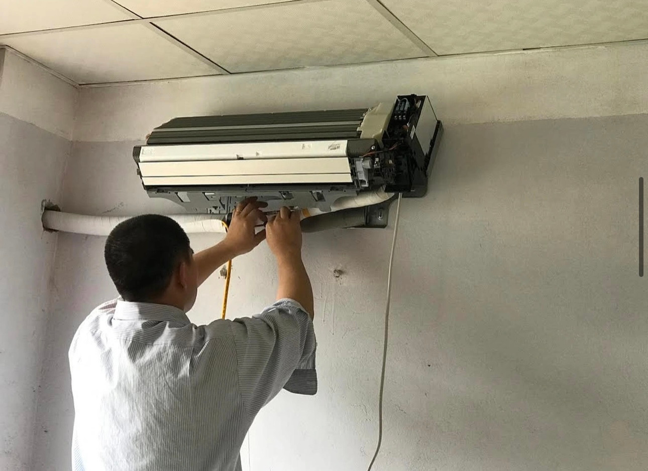 Thợ bảo dưỡng, bảo trì định kỳ điều hòa (Ảnh minh họa).