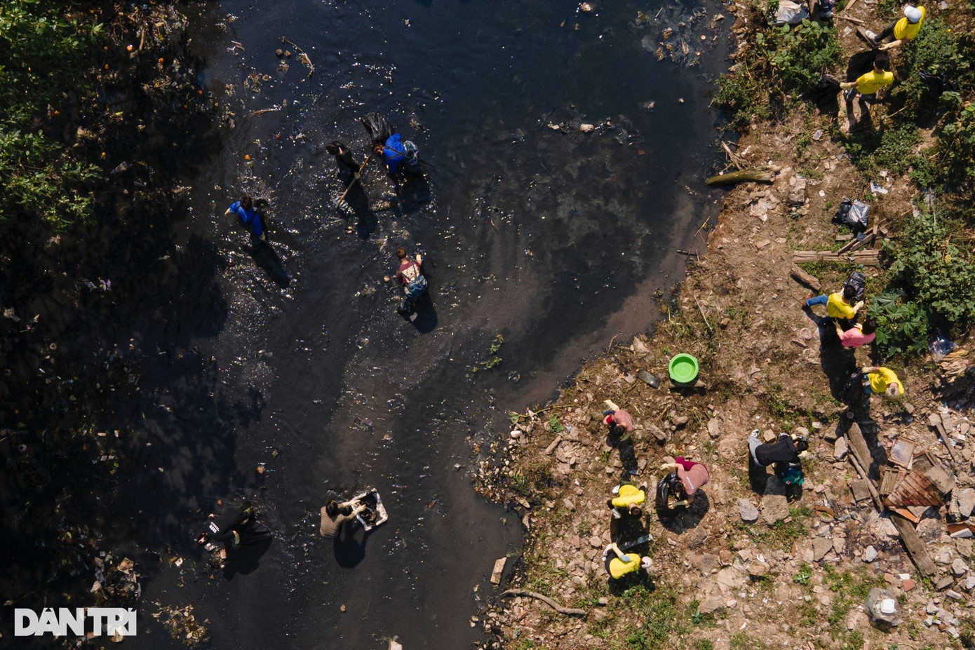 Trưa nắng, các bạn trẻ không ngại khó khăn, quyết tâm dọn sạch kênh mương, khơi thông nguồn nước.