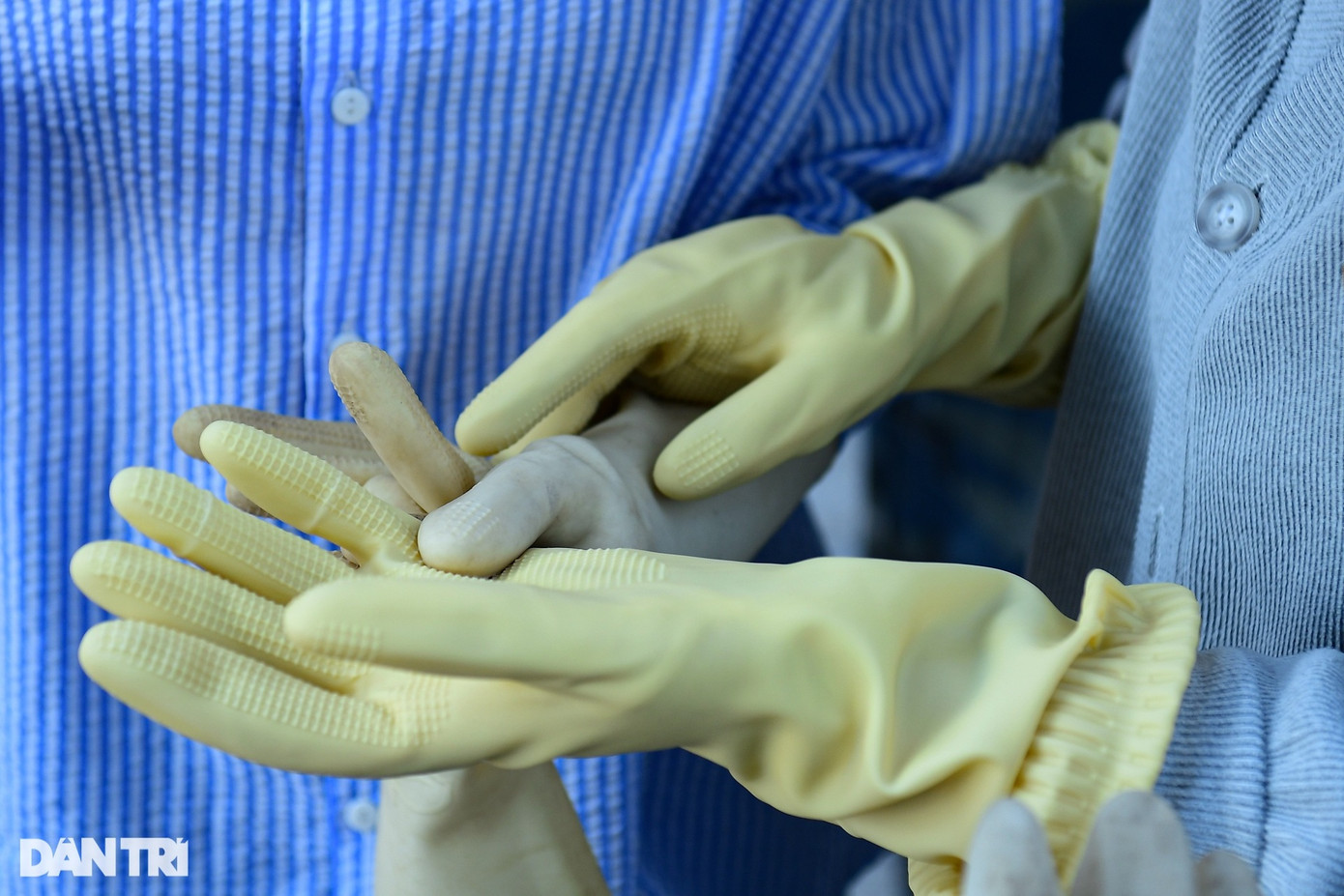 Mỗi thành viên được trang bị quần áo bảo hộ, găng tay và các dụng cụ cơ bản như rổ, túi nilon, cào, gậy.