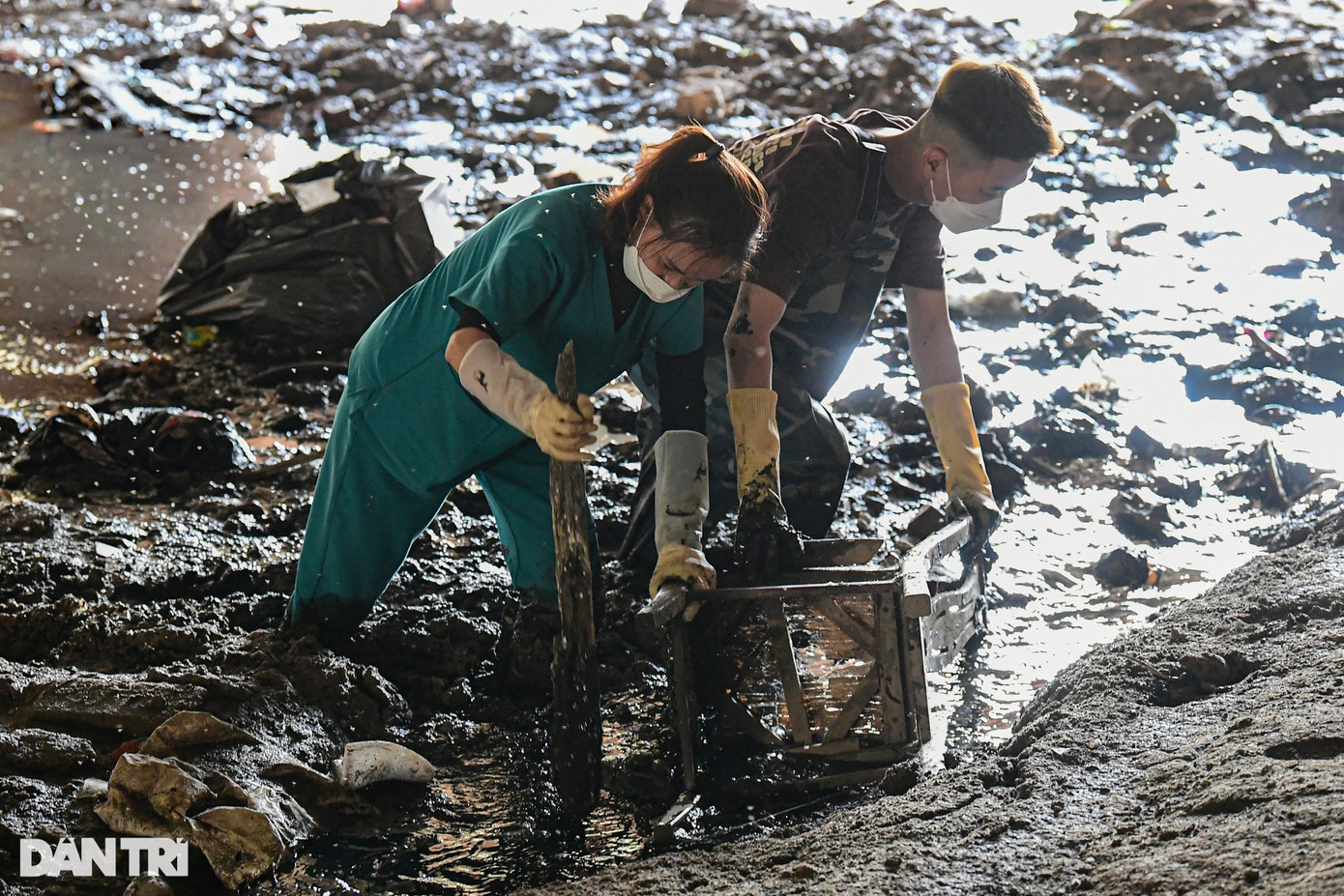 Dù thân hình nhỏ bé, Bùi Đích Huyên (25 tuổi, quận Đống Đa, nhân viên chăm sóc sức khỏe mẹ và bé) là thành viên năng nổ, nhiệt huyết của nhóm. Về nhà sau những buổi đầu tham gia, cơ thể đau nhức, nhưng cô không từ bỏ. "Nhiều phế thải như túi nilon, nệm, quần áo, bàn thờ, lâu không dọn, nằm sâu dưới bùn, khiến chúng tôi mất nhiều công sức mới có thể kéo lên", Huyên nói.