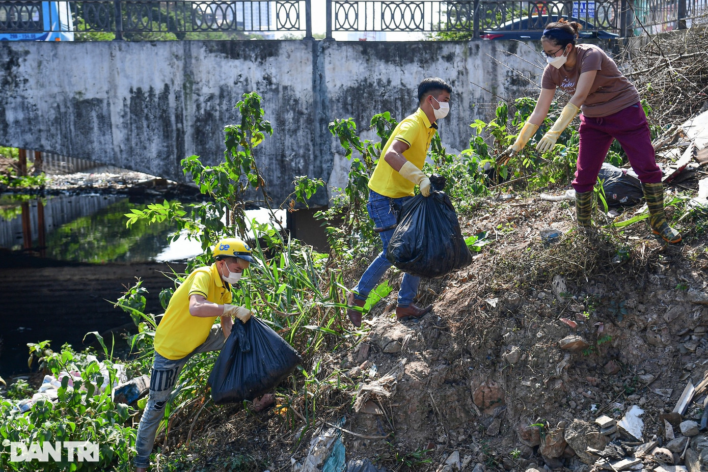 Sau gần hai tiếng vớt rác, Hà Nội Xanh thu gom hơn 20 túi rác, nặng hàng chục kg, buộc chặt trong từng túi nilon để chuyển đến điểm tập kết giao cho công nhân môi trường. Kim tiêm, xi lanh, đồ vật sắc nhọn, mảnh sành, sẽ được xử lý riêng để tránh nguy hiểm. "Mỗi lần ngâm mình dưới những dòng kênh, mương, ao, hồ... chúng tôi chấp nhận những nguy hiểm tiềm ẩn, ảnh hưởng sức khỏe, chỉ mong lan tỏa rộng rãi ý thức bảo vệ môi trường tới cộng đồng", trưởng nhóm Nguyễn Tiến Huy chia sẻ. Sau hai tháng hoạt động, Hà Nội Xanh nhận về nhiều phản hồi tích cực từ người dân. Nhóm cho biết sẽ tiếp tục triển khai thêm nhiều dự án về môi trường, vì một Hà Nội xanh và sức khỏe cộng đồng.