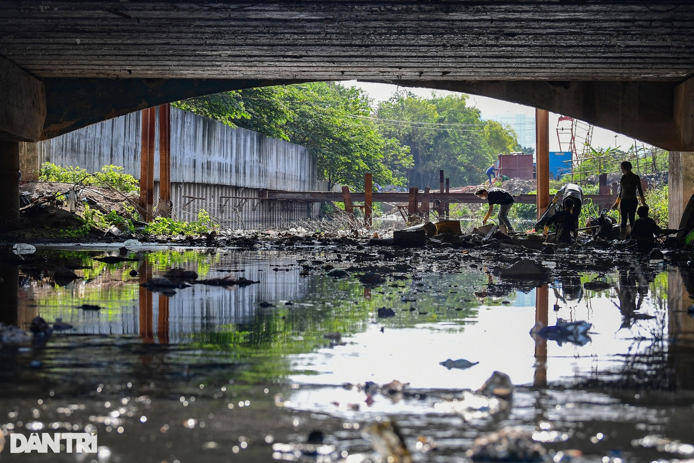 Hà Nội Xanh đã thực hiện dự án vớt rác khắp các con sông ô nhiễm từ tháng 12/2022, gồm 20 buổi, tại một số điểm "nóng" như dọc sông Tô Lịch, kênh La Khê, Linh Đàm… Thời gian đầu, mỗi buổi nhặt rác chỉ có từ 3-4 thành viên. Con số này nhanh chóng tăng lên 10 - 15, cuối tuần có đến 25 - 30 người, sau những bài kêu gọi và vận động trên mạng xã hội. "Mỗi buổi làm việc kéo dài trung bình 5 tiếng, nhiều hơn là 6 - 7 tiếng, tùy theo số lượng và mức độ rác thải", anh Huy cho hay.