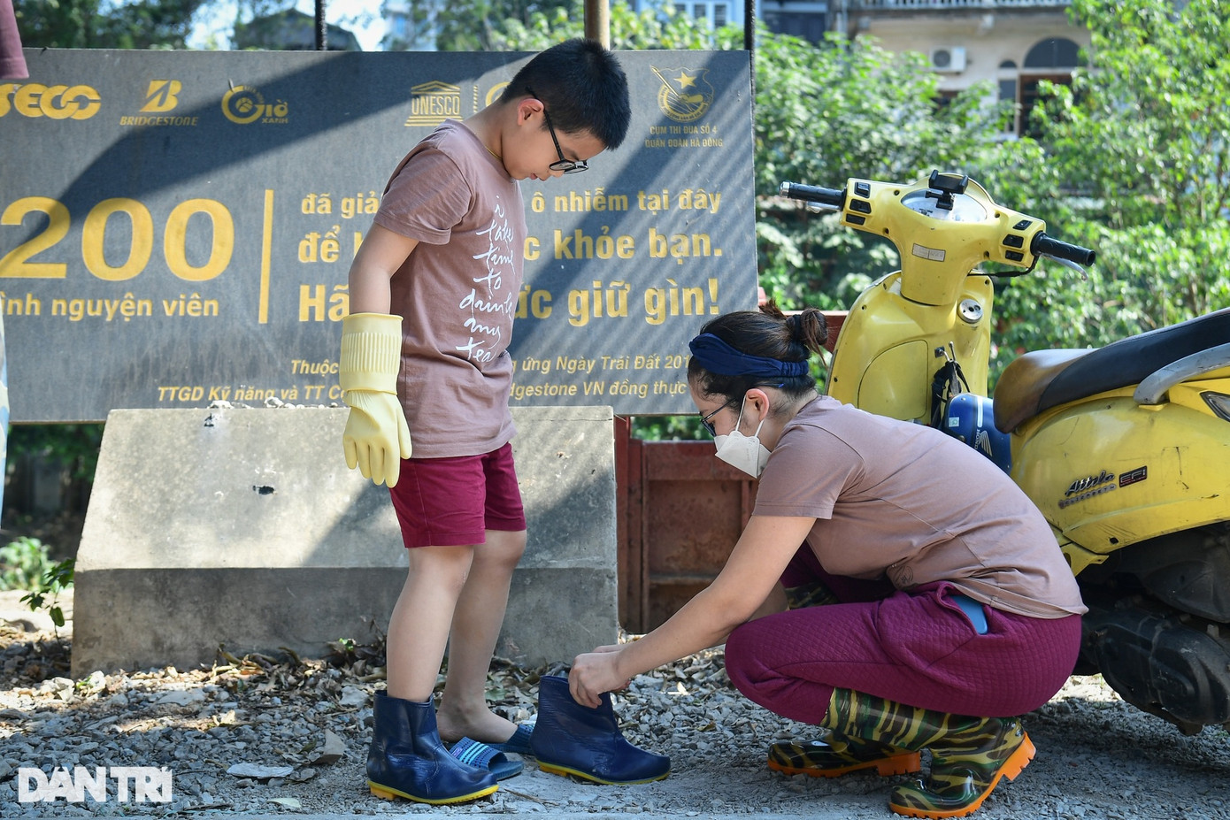 Chị Vân Anh, 32 tuổi, đưa con trai Khôi Nguyên, từ nhà ở huyện Hoài Đức đến quận Hà Đông, lần đầu tham gia nhặt rác cùng Hà Nội Xanh. "Dù công việc bận rộn, tôi cố gắng sắp xếp thời gian, muốn tặng con một bất ngờ", chị Vân Anh nói, quay sang nhìn con trai. "Món quà bất ngờ" với cậu bé 7 tuổi vốn ghét rác, là buổi quan sát và nhặt rác khô phía trên bờ kênh. "Tôi hy vọng con trai có ý thức bảo vệ môi trường. Đặc biệt người dân xung quanh, khi nhìn vào hoạt động của nhóm, sẽ thay đổi hành vi và nhận thức của mình", người phụ nữ chia sẻ.