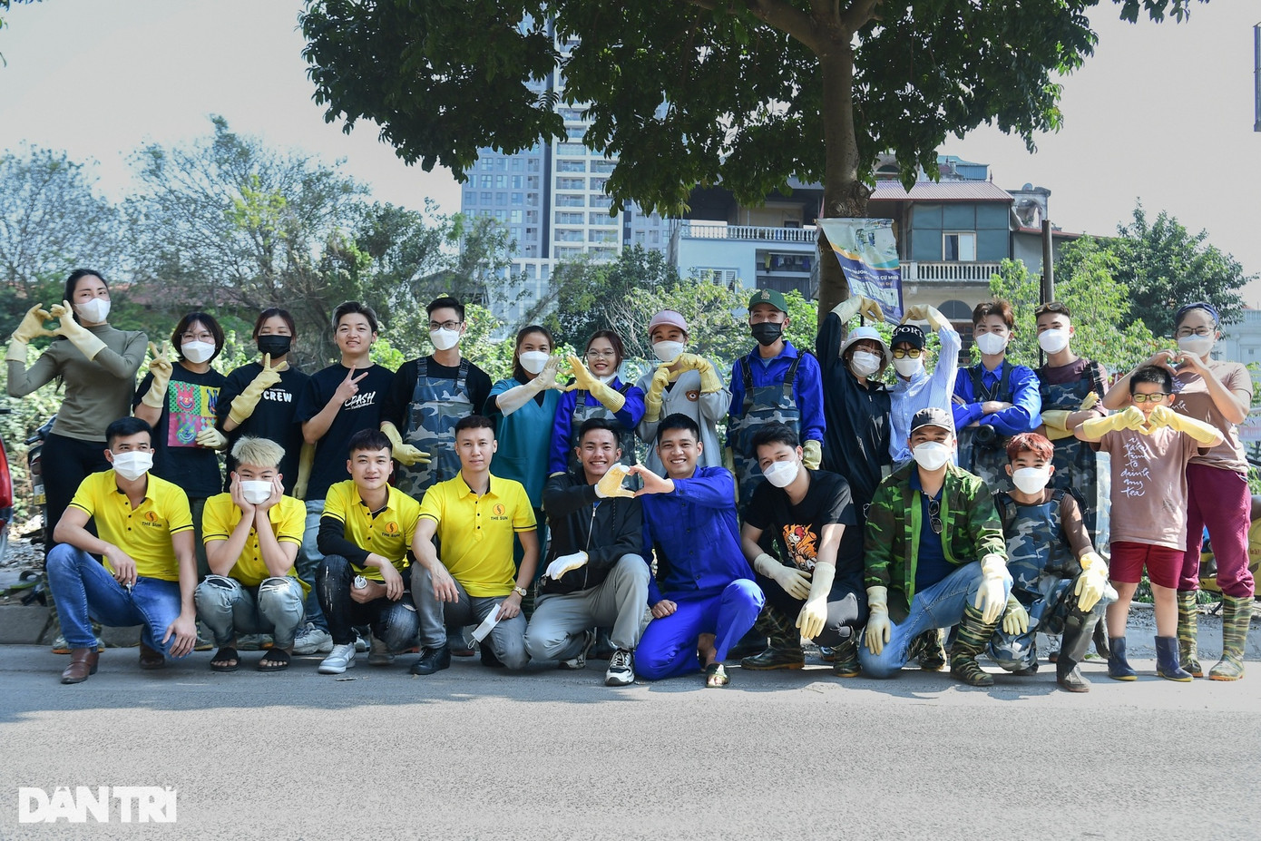 Trưởng nhóm Nguyễn Tiến Huy (28 tuổi, quần áo xanh, hàng dưới) cho biết đã khảo sát thực tế, kiểm tra độ sâu của kênh La Khê, từ đó quyết định vớt rác từ trên bờ hay ra giữa kênh thu gom, nhằm đảm bảo an toàn cho các tình nguyện viên. "Chúng tôi yêu cầu những thành viên đã tiêm phòng uốn ván mới đủ điều kiện xuống kênh trực tiếp vớt rác. Những người còn lại tham gia nhặt rác trên bờ hoặc hỗ trợ đưa rác đến nơi tập kết", anh Huy nói.