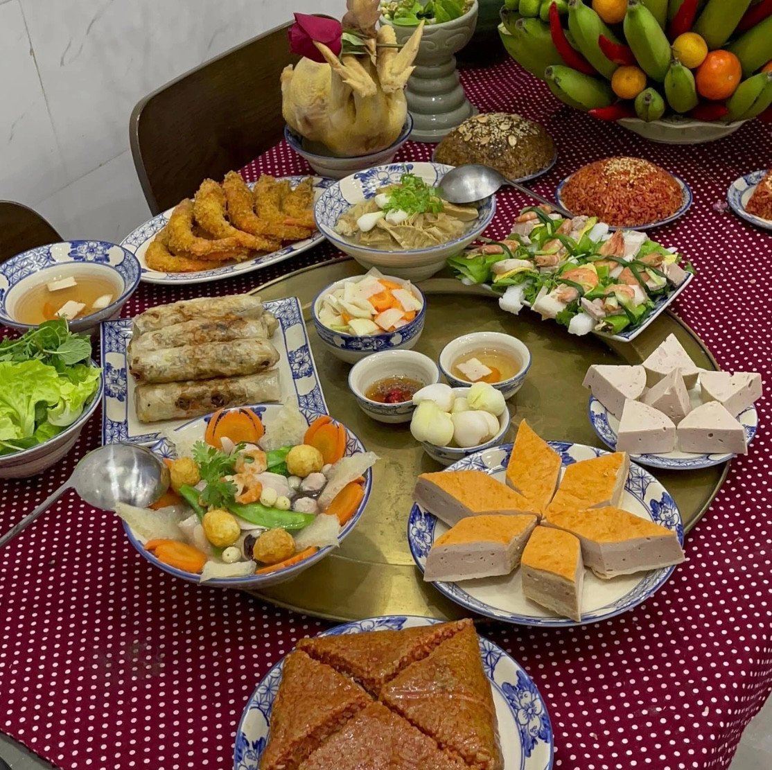 Tự tay chuẩn bị mâm cơm cúng tất niên (Ảnh: NVCC). Tự tay chuẩn bị mâm cơm cúng tất niên (Ảnh: NVCC).