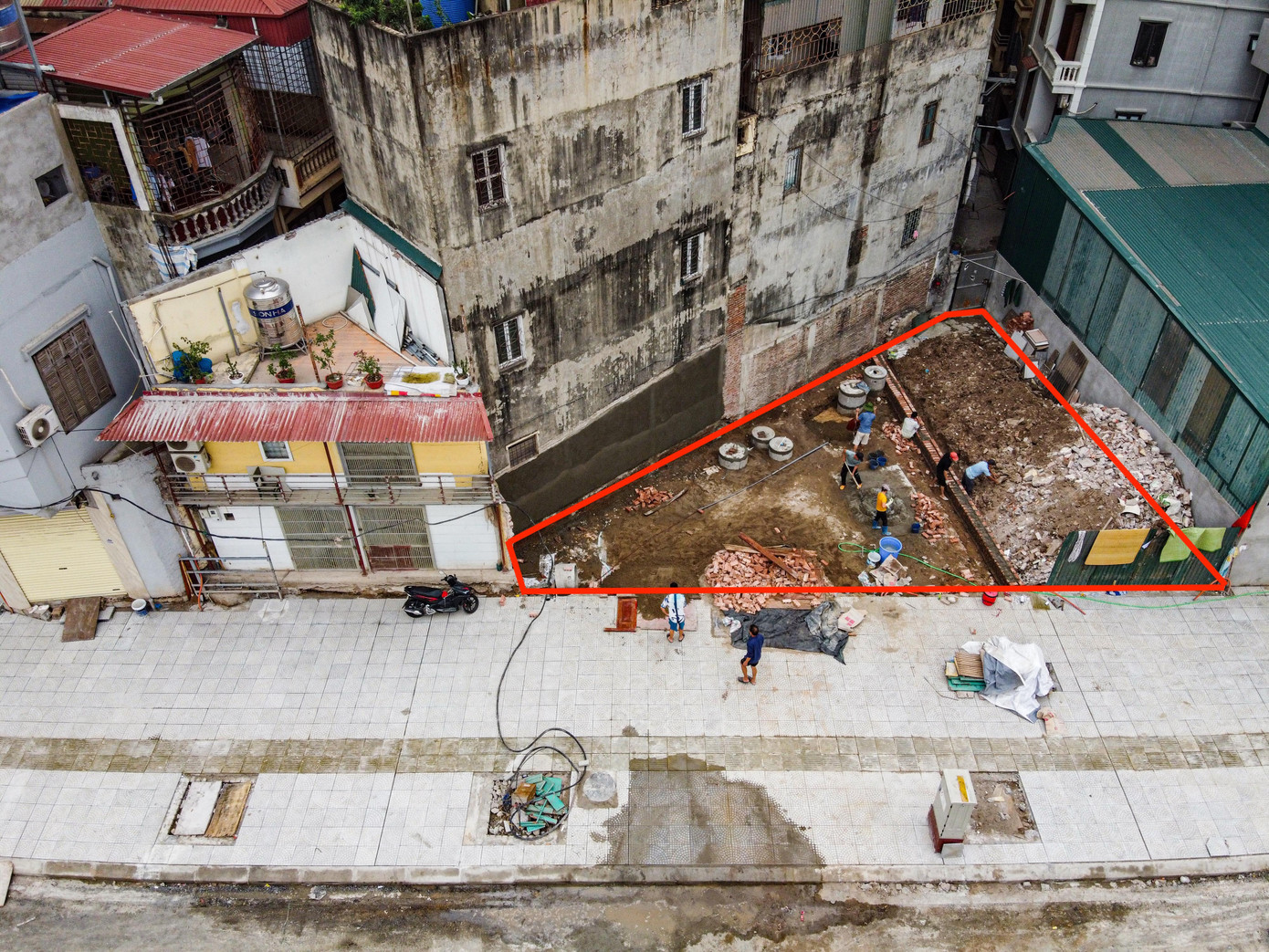 nhà siêu mỏng siêu méo ảnh 4 Mảnh đất có dáng tương đồng với hình tam giác đang được chủ nhà cho xây dựng lại. Bên cạnh đó là căn nhà hình tam giác diện tích khoảng 19 m2 đang được chính quyền vận động để tiến hành hợp khối với căn liền kề.