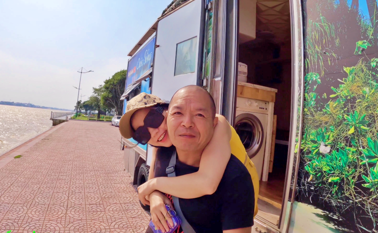 Vợ chồng anh liên tục di chuyển đến những khu du lịch cùng nhà di động.