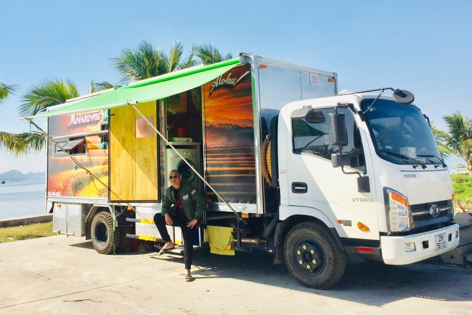 Anh Quang Huy chế tạo xe tải thành căn nhà di động.