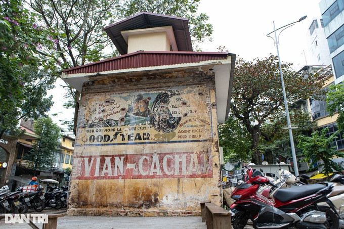 Bức tranh tường quảng cáo bằng tiếng Pháp trên trạm biến áp Cửa Nam bất ngờ lộ diện sau hàng chục năm bị che lấp.