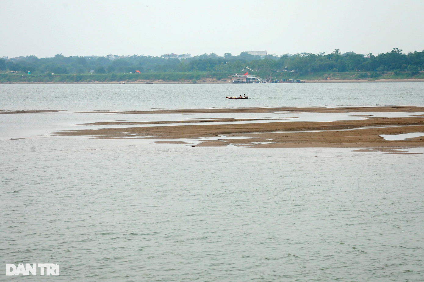 Bãi cũng đã được bồi từ mấy năm trước, vị trí không cố định bởi dòng chảy của sông Hồng. Vào buổi chiều, phần trồi lên mặt nước kéo dài hàng trăm mét. Bãi cũng đã được bồi từ mấy năm trước, vị trí không cố định bởi dòng chảy của sông Hồng. Vào buổi chiều, phần trồi lên mặt nước kéo dài hàng trăm mét.