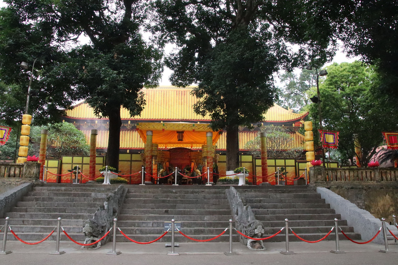 Bậc thềm điện Kính Thiên còn lại trong khu thành cổ. Ảnh: Khánh Ly. Bậc thềm điện Kính Thiên còn lại trong khu thành cổ. Ảnh: Khánh Ly.