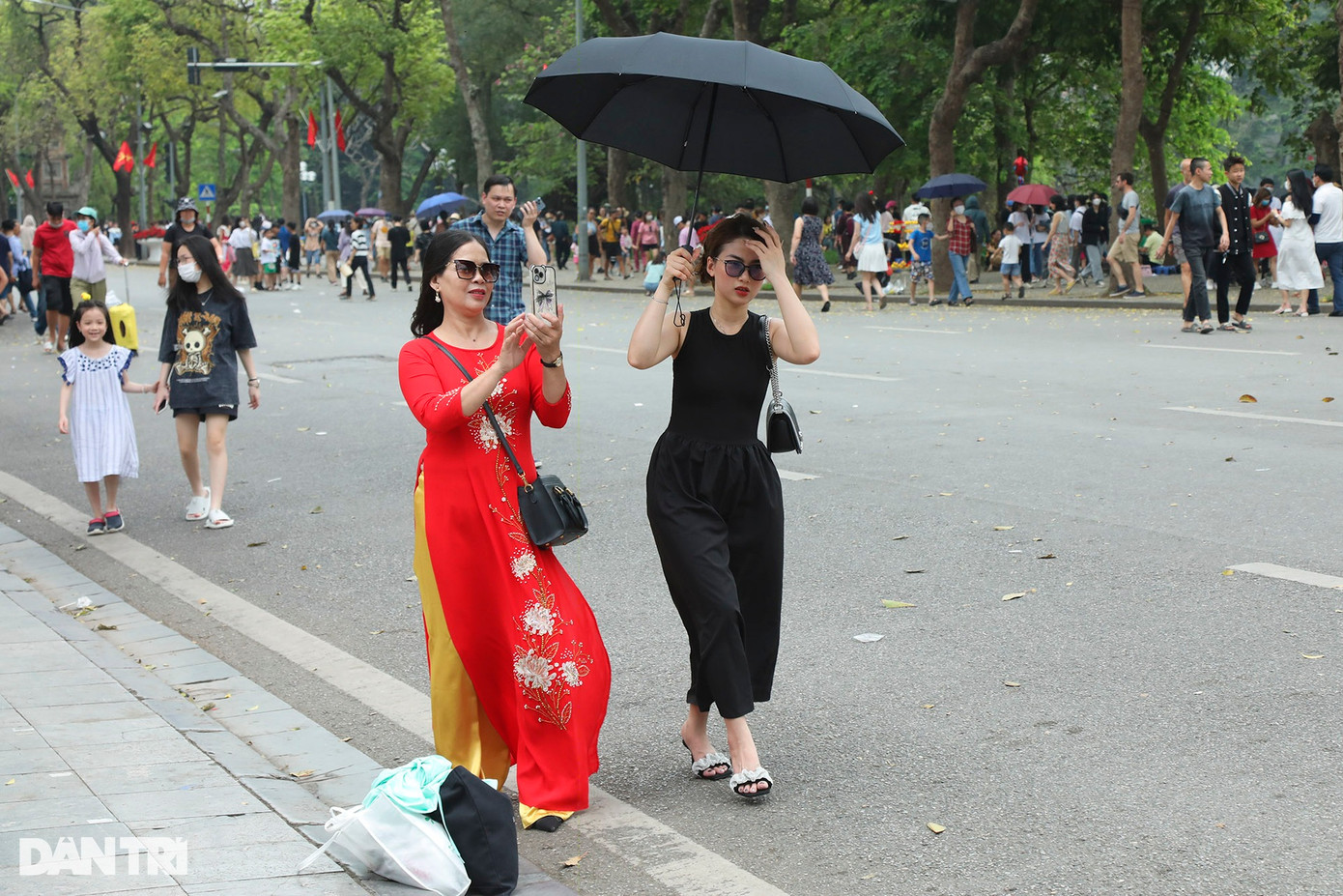 So với dịp cuối tuần, lượng người không giảm, có thể còn đông hơn trong dịp nghỉ lễ. So với dịp cuối tuần, lượng người không giảm, có thể còn đông hơn trong dịp nghỉ lễ.