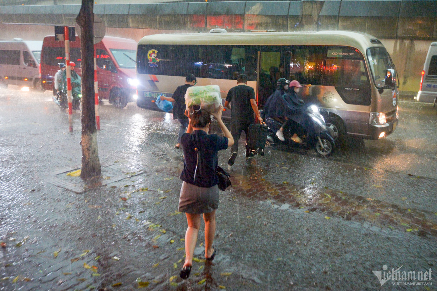 Dọc trục đường Phạm Hùng, Khuất Duy Tiến hôm nay rất nhiều xe khách dừng đón khách trái quy định do nhiều người không chịu vào bến.