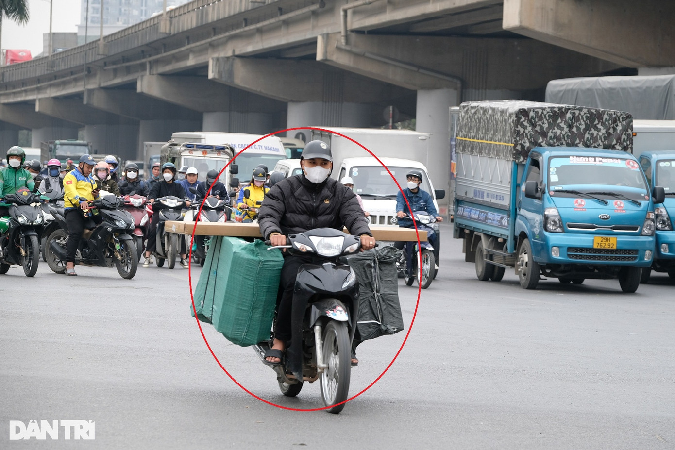 Đáng chú ý, khi lực lượng CSGT xuất hiện, tình trạng vượt đèn đỏ giảm hẳn, tuy nhiên vẫn còn một vài trường hợp như lái xe ôm công nghệ, người lao động chở hàng vẫn không chấp hành hiệu lệnh của đèn tín hiệu giao thông.