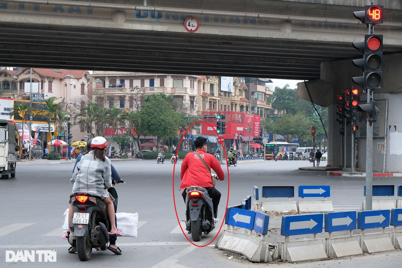 Chiều 21/2, tại ngã tư Nguyễn Xiển - Nguyễn Hữu Thọ, phóng viên ghi nhận hàng loạt phương tiện vượt đèn đỏ qua nút giao này. Nhiều trường hợp còn bất chấp nguy hiểm, không đội mũ bảo hiểm, đi ngược chiều, lạng lách, đánh võng trên đường.