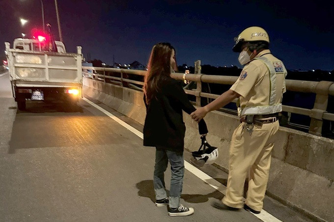 Chiến sĩ CSGT thuyết phục cô gái từ bỏ ý định nhảy cầu tự tử (Ảnh: Công an cung cấp). Chiến sĩ CSGT thuyết phục cô gái từ bỏ ý định nhảy cầu tự tử (Ảnh: Công an cung cấp).