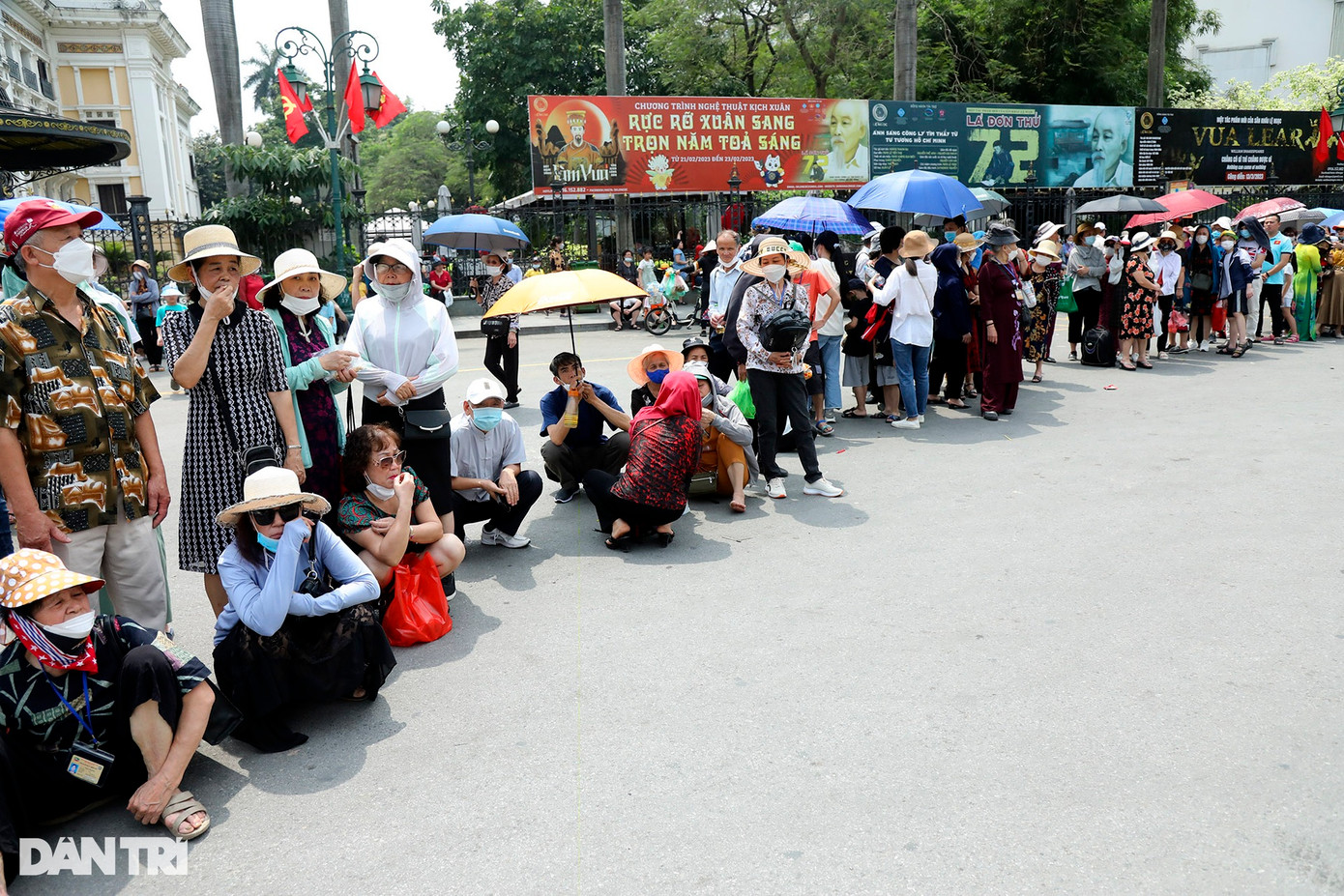 Nhiều người dân cho biết họ đã có mặt tại đây từ sáng sớm, nhưng đến 10h vẫn chưa được lên xe. Ngày 1/5, thời tiết Hà Nội có nắng, nhiệt độ tăng cao vào giữa trưa khiến nhiều người tỏ ra mệt mỏi. Nhiều người dân cho biết họ đã có mặt tại đây từ sáng sớm, nhưng đến 10h vẫn chưa được lên xe. Ngày 1/5, thời tiết Hà Nội có nắng, nhiệt độ tăng cao vào giữa trưa khiến nhiều người tỏ ra mệt mỏi.