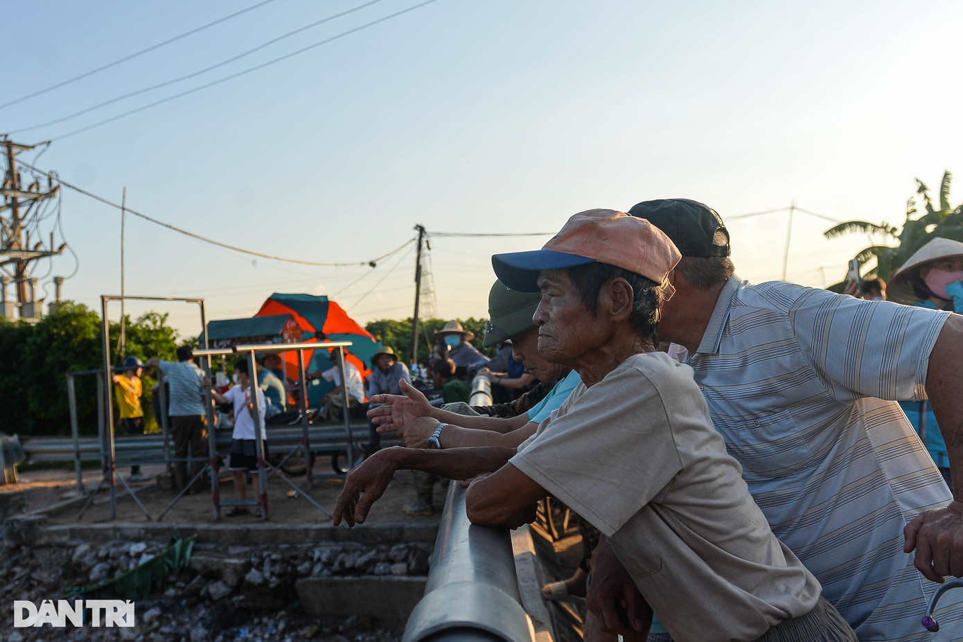 Chia sẻ với phóng viên, ông T. (chủ hàng tạp hóa đầu đường mòn đi vào ao nước) cho biết, khoảng 17h ngày 19/9, ông vô tình bắt gặp một cô gái đi xe máy màu trắng, chở đằng trước là một bé gái. Cô gái này hỏi đường đi chợ Mễ Sở.Sau khi xem hình ảnh nhận dạng của nghi phạm, ông T. cho rằng cô gái ông gặp hôm qua rất giống với người bắt cóc bé gái.