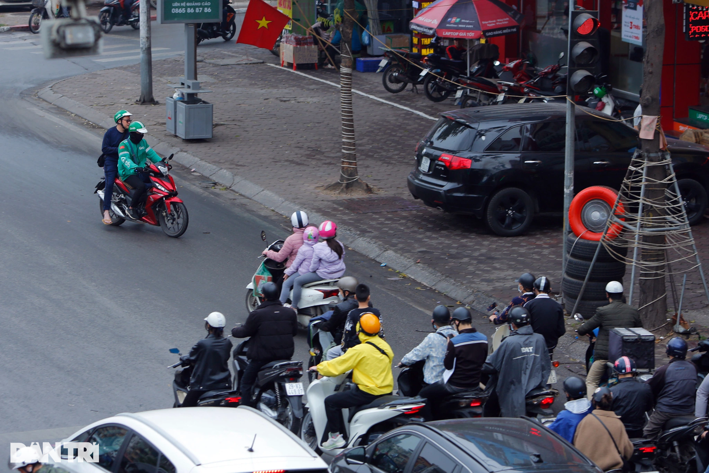 Một xe ôm công nghệ Grab chở khách đi ngược chiều trên đường Xã Đàn. Việc vi phạm luật giao thông không chỉ tiềm ẩn nguy cơ gây tai nạn, gây nguy hiểm cho chính lái xe cùng các phương tiện khác mà còn với những hành khách đã trả tiền để sử dụng dịch vụ chở khách qua ứng dụng công nghệ.