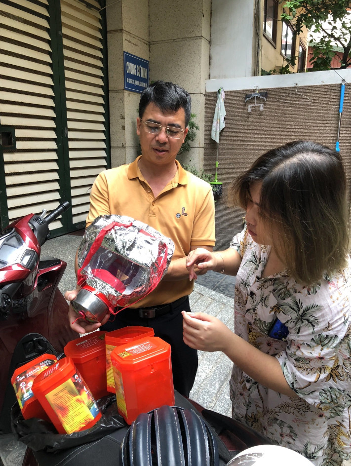 Khách xem mua mặt nạ chống độc tại một cửa hàng bán thiết bị PCCC trên quận Thanh Xuân (Hà Nội), sáng 13/9 (Ảnh: Cửa hàng cung cấp).